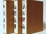 deux livres sont empilés l'un sur l'autre sur une surface blanche
