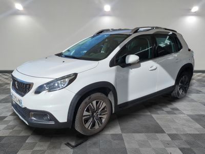 la voiture blanche est garée dans le garage sur un sol en damier