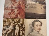 trois livres posés sur une table blanche, avec une photo en noir et blanc
