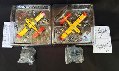 deux plateaux en plastique sur lesquels figurent un avion jaune et un avion rouge