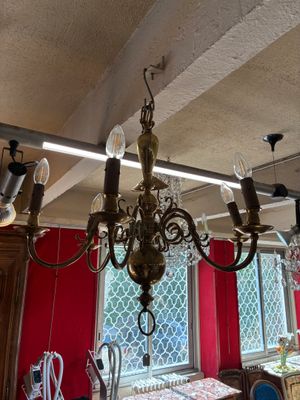 un lustre suspendu au plafond d'une salle à manger
