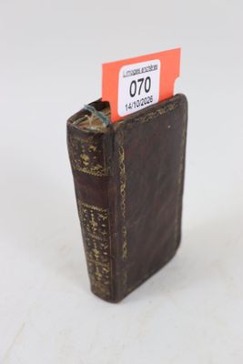 un livre marron contenant une carte, posé sur une surface blanche