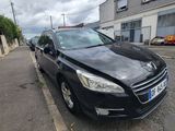 la voiture noire est garée sur le bord de la route