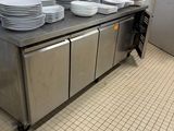 une cuisine avec beaucoup de vaisselle sur le comptoir