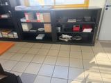 une pièce avec une bibliothèque et un bureau