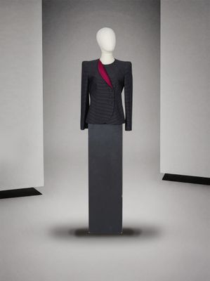 une photo d'un mannequin vêtu d'un costume et d'une cravate
