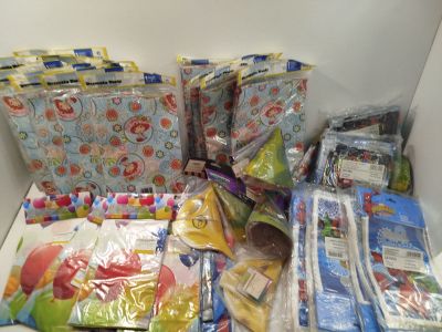 plusieurs sacs de nourriture et d'autres articles dans un carton
