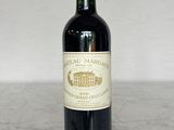 une bouteille de vin posée sur une table