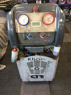 a machine that is sitting on the floor in the room