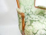 une chaise verte et blanche ornée d'un motif floral
