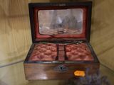 une petite boîte en bois contenant un tas de pièces de monnaie