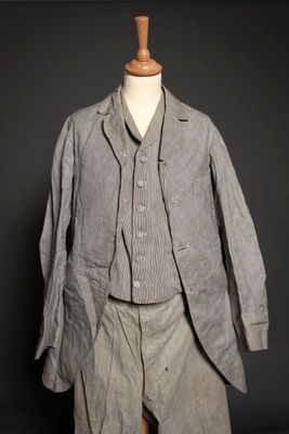 une image d'un costume sur un mannequin