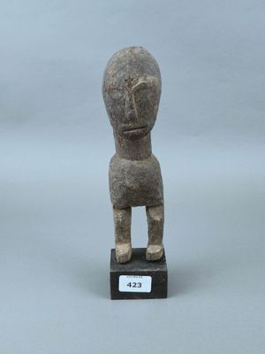un gros plan sur la statue d'une personne debout sur un socle