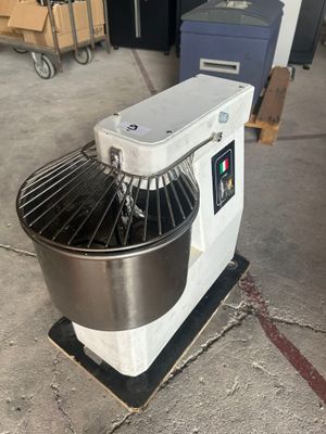 une machine posée par terre à côté d'un chariot