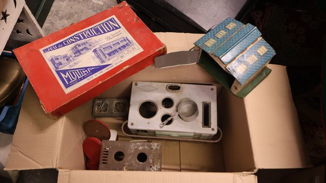 Carton garni de jouets anciens 