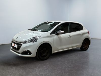 la petite voiture blanche est garée dans une grande pièce