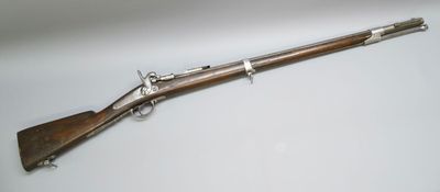 un vieux fusil avec un canon en bois et une poignée en métal