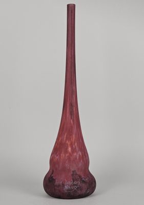 une image représentant un vase rouge posé sur une table