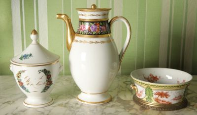 trois types de vases différents posés sur une table