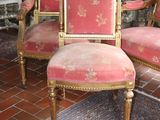 two chairs that are sitting on a rug in a room