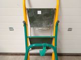 un tabouret vert et jaune sur lequel est posé un seau vert