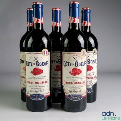 trois bouteilles de vin rouge posées côte à côte sur une table