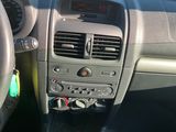 vue du tableau de bord d'une voiture, avec le volant et les commandes du tableau de bord
