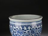 un bol bleu et blanc orné de motifs floraux sur fond noir
