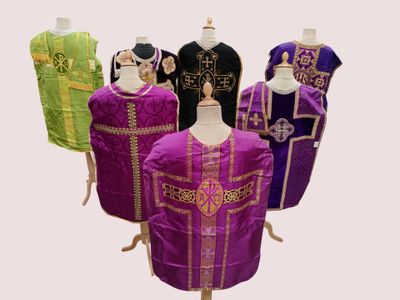 plusieurs gilets de différentes couleurs présentés sur des mannequins, sur fond blanc