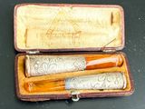 deux tubes dans un étui, posés sur une table