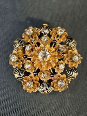 une photo en gros plan d'une broche posée sur une table
