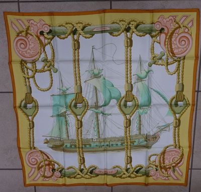 un foulard carré orné d'une illustration représentant un bateau