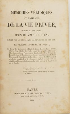 un vieux livre écrit posé sur une table
