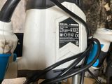 une photo d'une perceuse électrique à poignée bleue