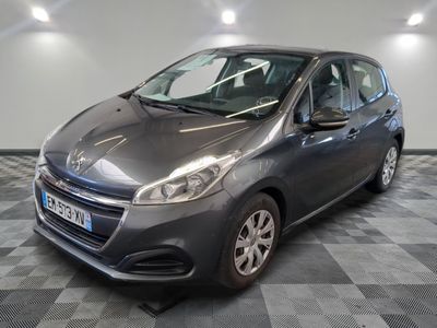 la photo d'une voiture grise garée dans un garage