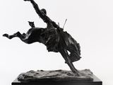 statue représentant un homme à cheval, les pieds en l'air