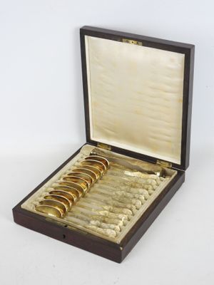 une boîte en bois contenant un ensemble de six bagues en or