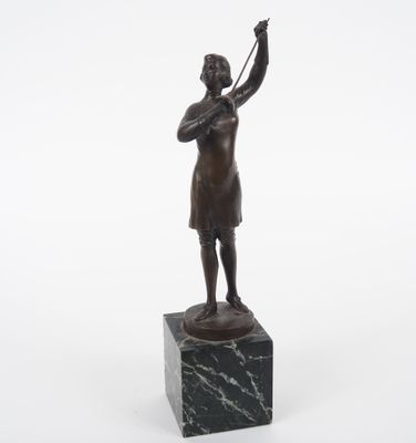 statue d'une femme tenant une raquette de tennis, posée sur un socle en marbre