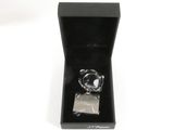 l'image d'une bague dans une boîte noire sur fond blanc