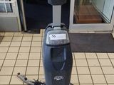 une machine posée par terre devant un magasin