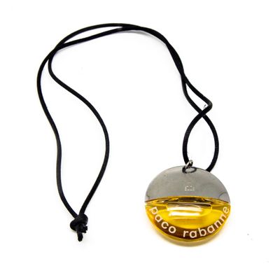 PACO RABANNE Collier cordon de couleur noire orné d'un pende…