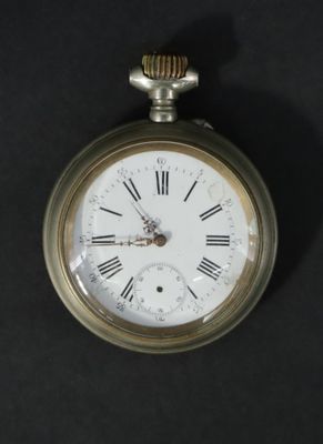 une montre de poche en argent avec des chiffres romains