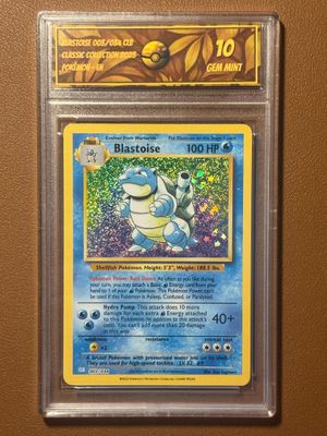 une carte à collectionner Pokémon sur laquelle figure l'image d'un personnage Pokémon