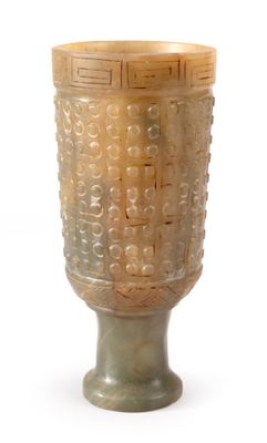 CLOCHE en jade céladon à décor de motifs archaïsants.