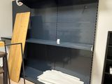 une pièce contenant un bureau, des étagères et une chaise