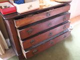 une commode sur laquelle sont posés tout un tas d'objets