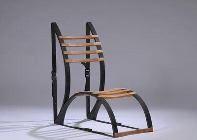 une image représentant une chaise en bois dotée d'une structure métallique et d'une assise en bois