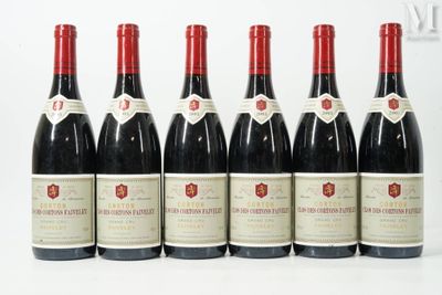 six bouteilles de vin rouge alignées sur une surface blanche