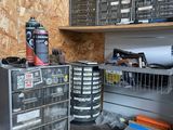 une pièce dont les étagères sont remplies d'outils