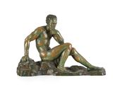 statue en bronze représentant un homme assis sur un rocher, les jambes croisées